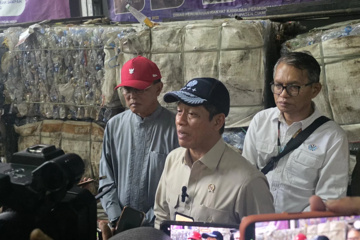 Menteri Lingkungan Hidup Hanif Faisol Nurofik saat mengunjungi Bank Sampah Ciamis