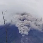 Gunung Semeru Luncurkan Awan Panas 6 Km, Status Siaga
