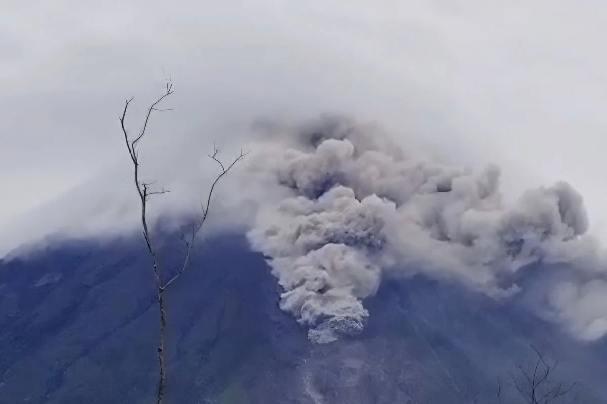 Gunung Semeru Luncurkan Awan Panas 6 Km, Status Siaga