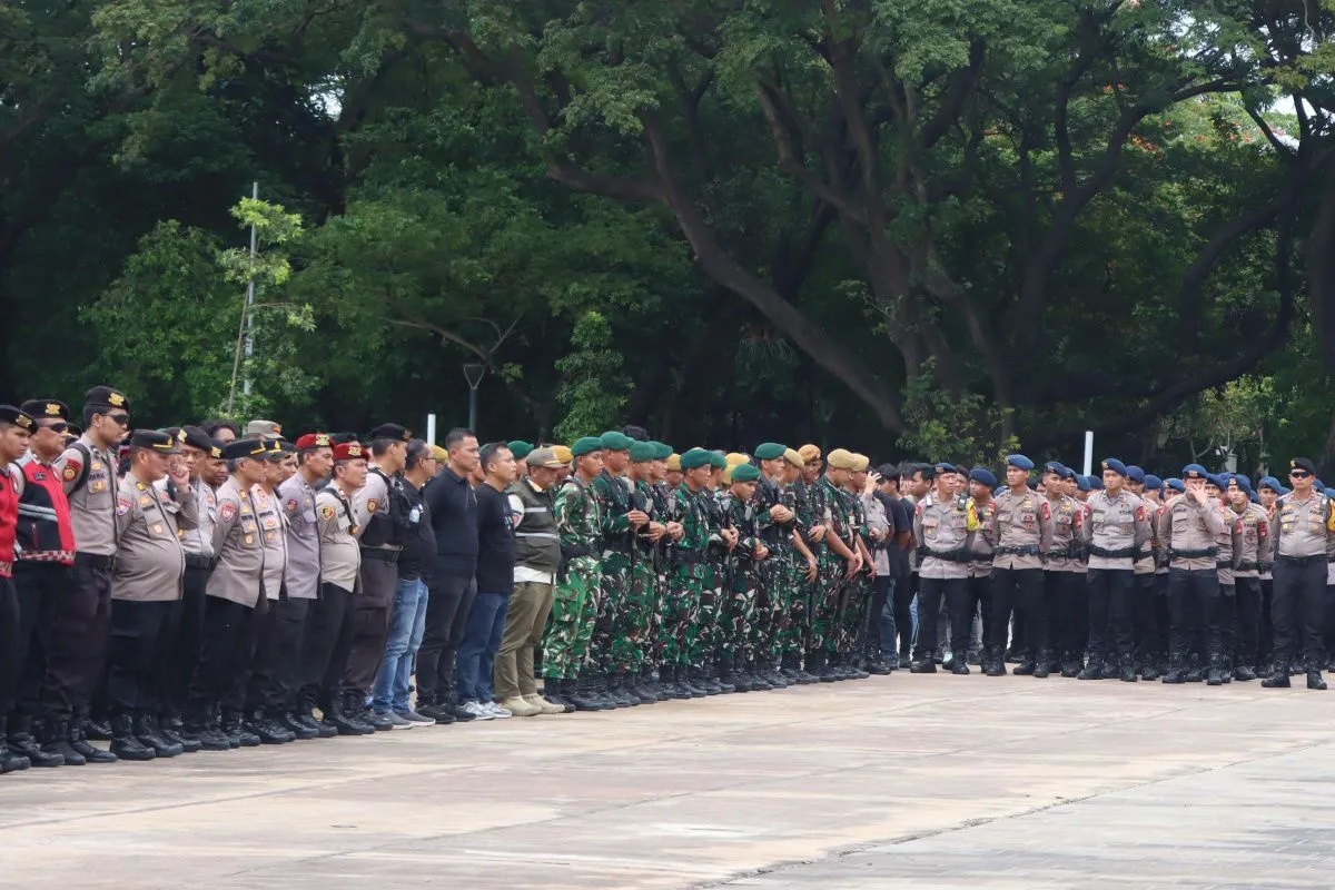 Aparat Gabungan Amankan Pembagian Sembako