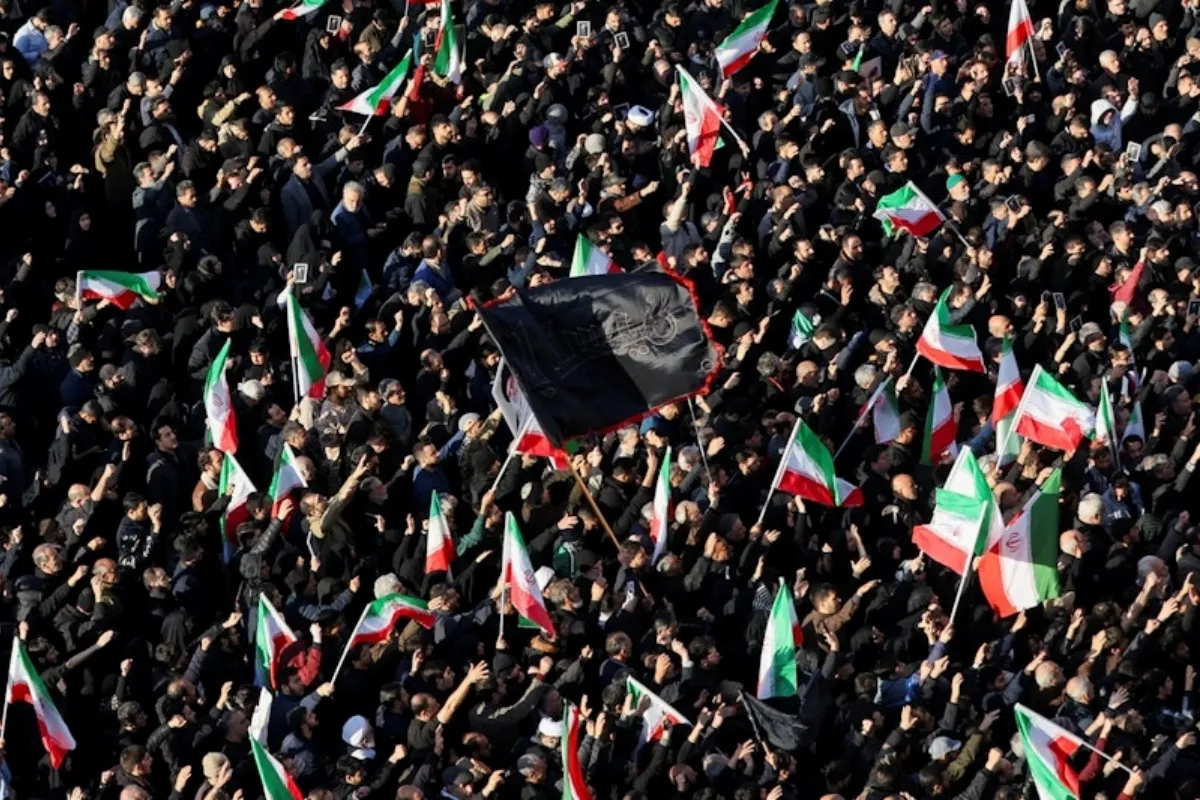 Orang-orang berkumpul untuk berduka di Teheran