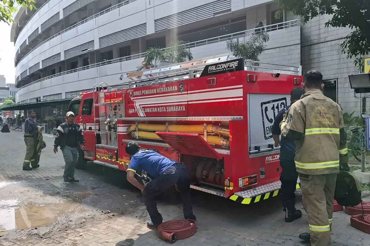 Damkar di RSUD Dr Soetomo Surabaya