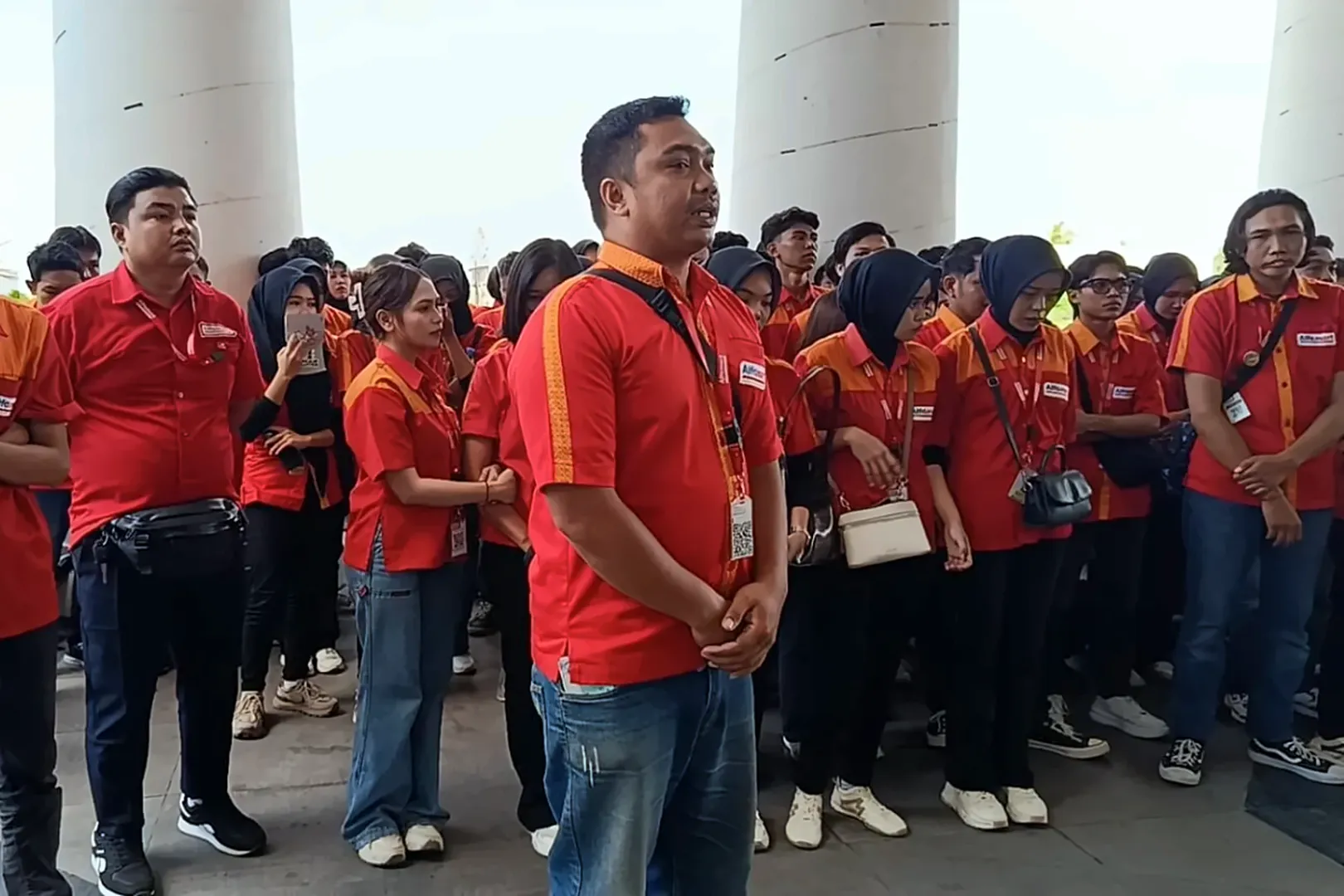 Karyawan Alfamart melakukan aksi unjuk rasa damai