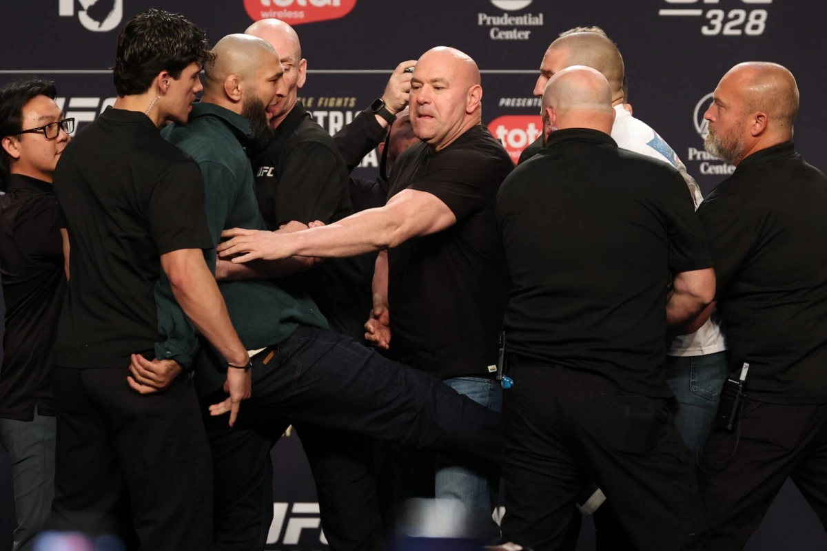 Khamzat Chimaev vs Sean Strickland saat face-off UFC 328