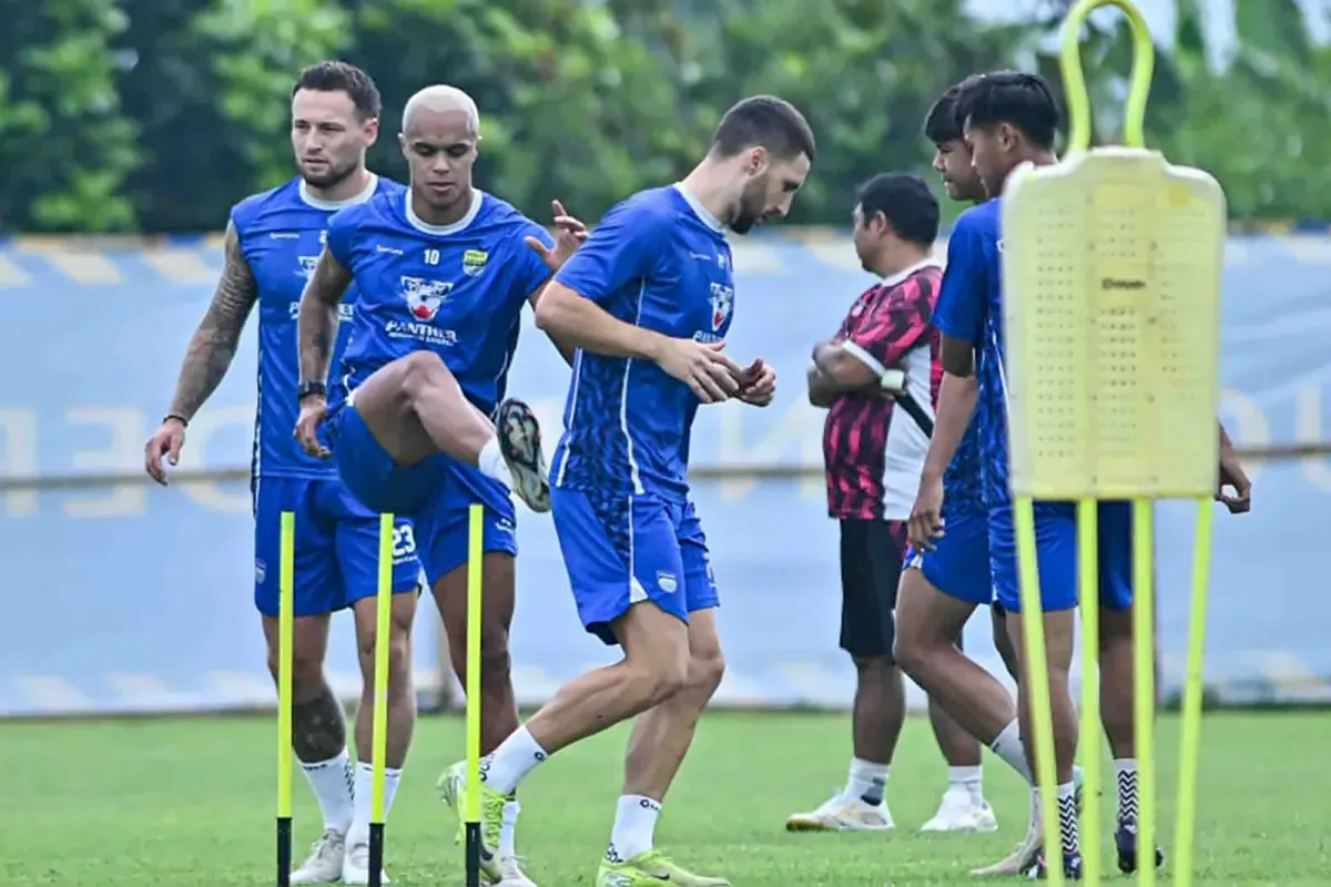 Para pemain Persib sedang melakukan latihan