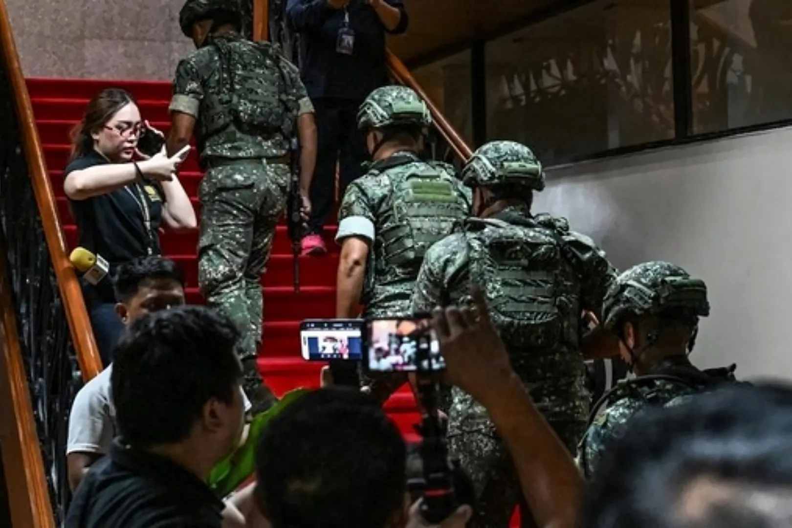 Tentara Filipina memasuki Gedung Senat