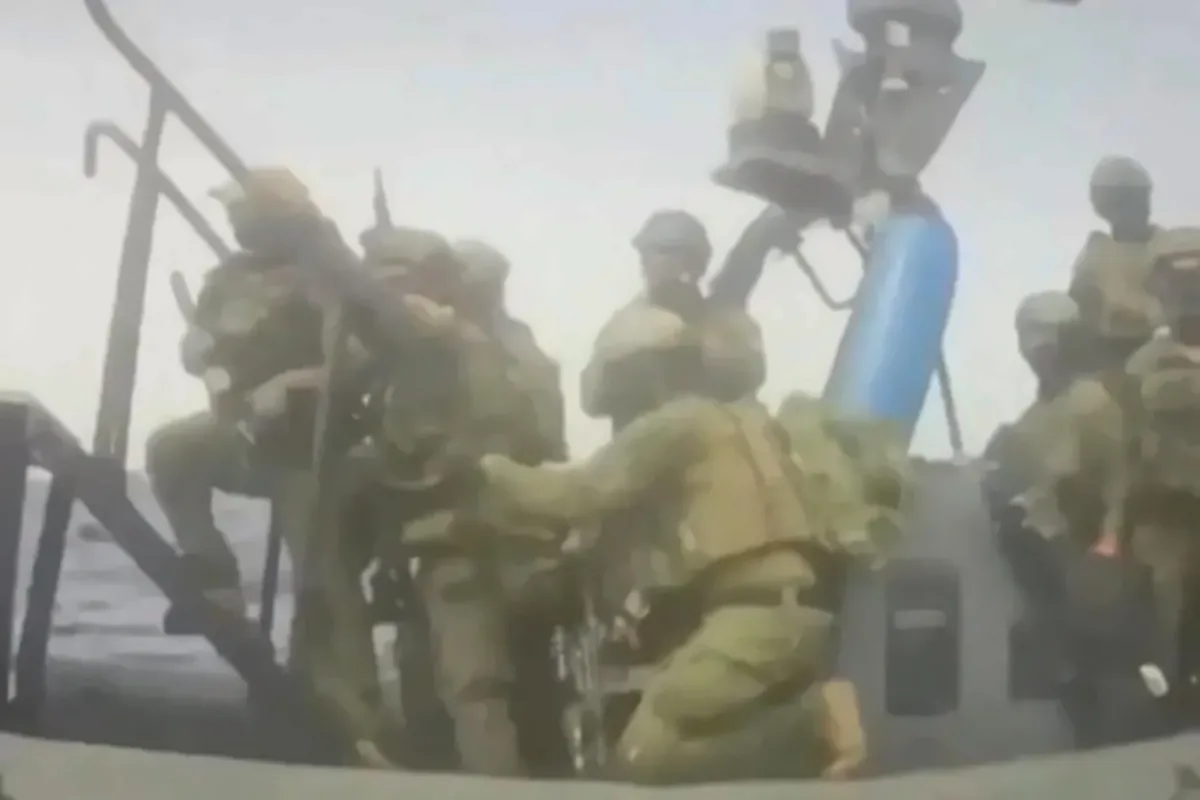 Tentara Israel menaiki Kapal