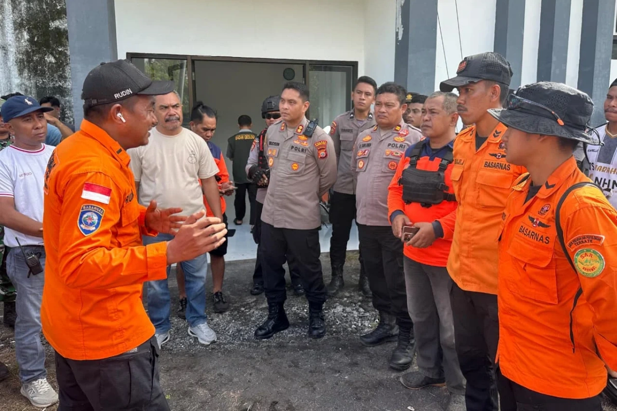 Tim SAR Gabungan bersiap melakukan pencarian puluhan pendaki yang tersesat di kawasan Gunung Dukono, Halmahera Utara.