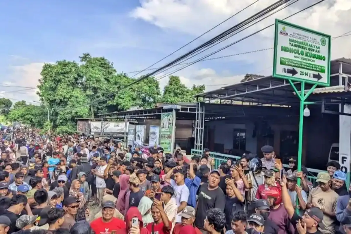Warga demo di depan Ponpes di Pati